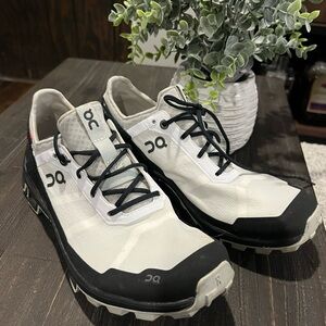 On Running ladies Black and White Athletic Shoes